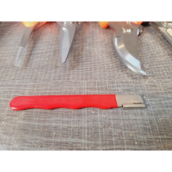 8 Pcs Garden Set. 4 Trimming Scissors, Sharpener, Gloves (M), 2 Plant Tie Rolls - Picture 9 of 9
